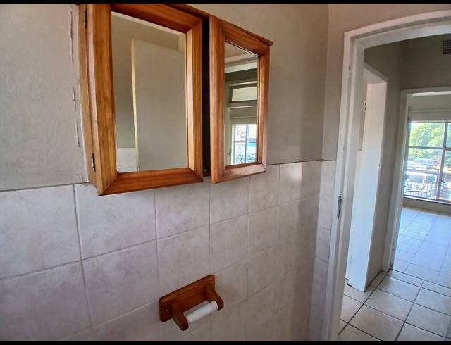 2 BEDROOM FLAT TO LET IN KEMPTON PARK CENTRAL